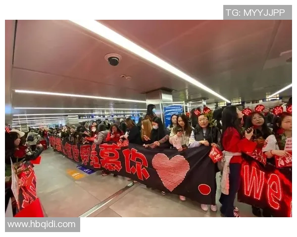 足球球星回国粉丝热烈接机场面火爆 热情迎接偶像齐聚机场